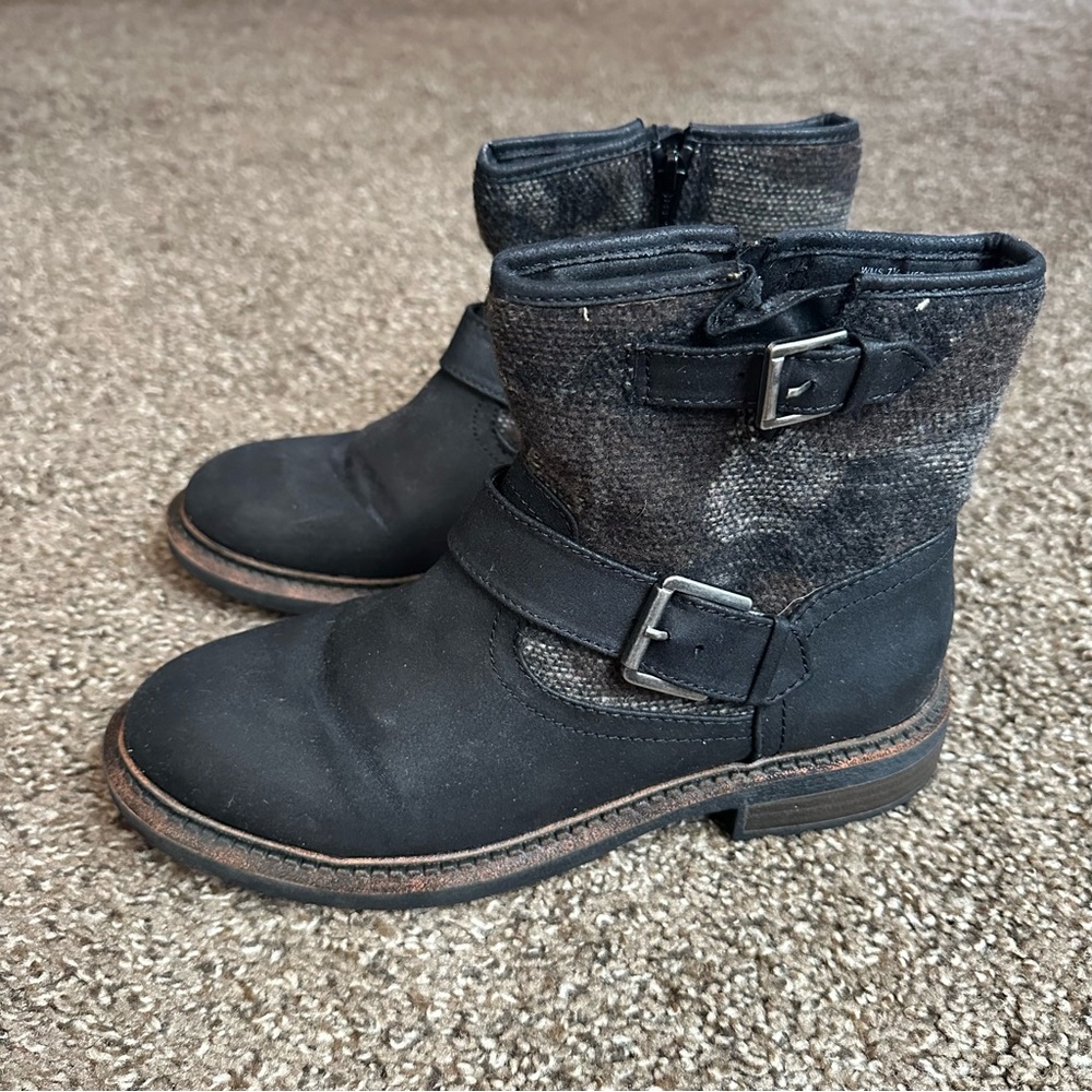 Sonoma Black Boots with Textured Finish